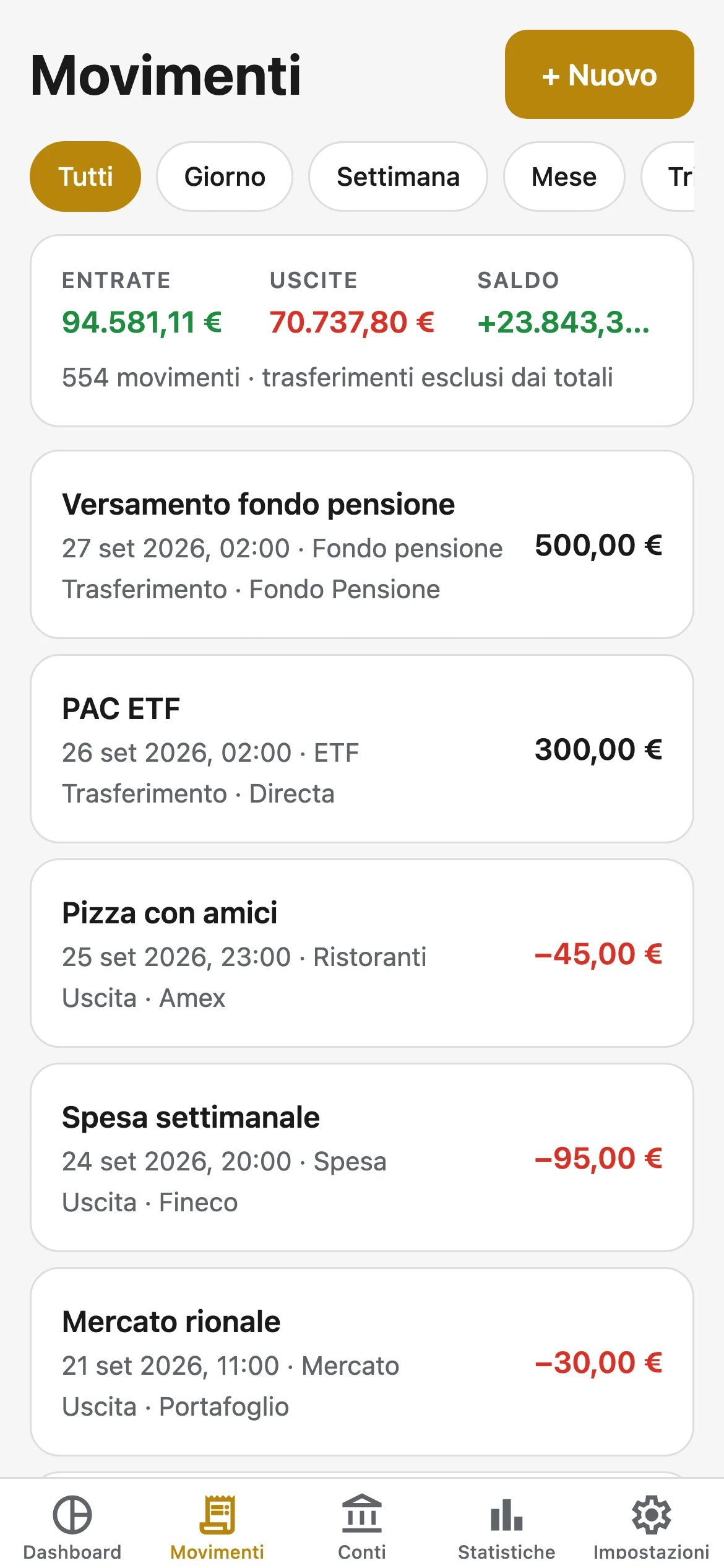 Liste des mouvements sur téléphone : totaux des revenus et des dépenses, puis une carte par mouvement.